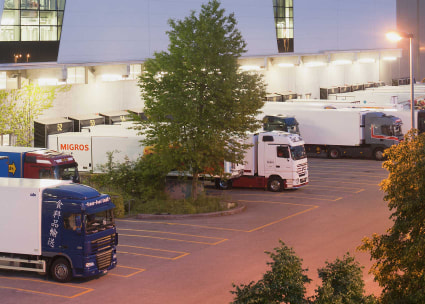 Lastwagen am Abend vor dem Migros Verteilzentrum Suhr Camions stationnés le soir devant le Migros Verteilzentrum Suhr